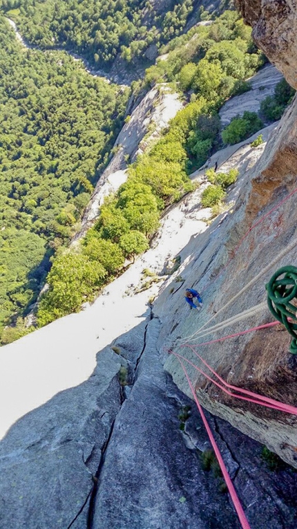 Val di Mello, Precipizio degli Asteroidi, Olandese volante, Simone Pedeferri, Luca Schiera - Simone Pedeferri e Luca Schiera durante l'apertura e prima libera di 'Olandese volante' (370m, 7c+/8a), Precipizio degli Asteroidi, Val di Mello, giugno 2017