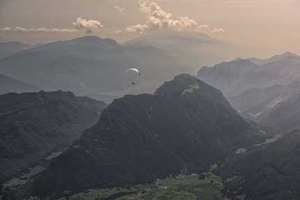 Red Bull X-Alps 2017 - Christian Maurer (SUI1) durante il Red Bull X-Alps si avvicina al Lago di Garda il 6 luglio 2017