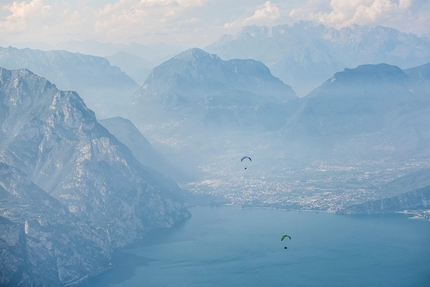 Red Bull X-Alps 2017 - Christian Maurer vola sopra il Lago di Garda durante il Red Bull X-Alps 2017