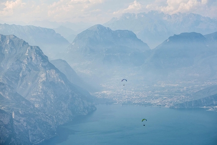 Red Bull X-Alps 2017 - Christian Maurer flying above Lake Garda during the Red Bull X-Alps 2017