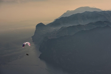 Red Bull X-Alps 2017 - Christian Maurer vola sopra il Lago di Garda durante il Red Bull X-Alps 2017