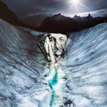 Ice Scream, Philippe Echaroux, street art, Mer de Glace - Il volto dell'alpinista Jeff Mercier nell'opera 'Ice Scream' di Philippe Echaroux sulla Mer de Glace, Monte Bianco