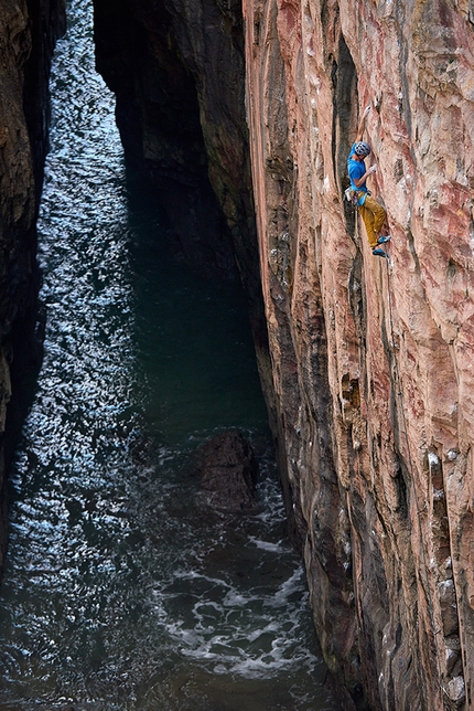 Pembroke, Wales, Barbara Zangerl, Lara Neumeier, Roland Hemetzberger, Jacopo Larcher  - Roland Hemetzberger climbing Chupacabra at Huntsman’s Leap, Pembroke, Wales, June 2017