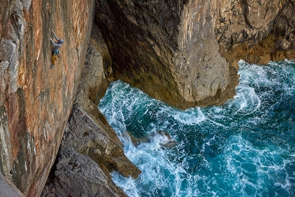 Pembroke, Wales, Barbara Zangerl, Lara Neumeier, Roland Hemetzberger, Jacopo Larcher  - Roland Hemetzberger climbing The Big Issue E9 6c at Bosherston Head, Pembroke, Wales, June 2017