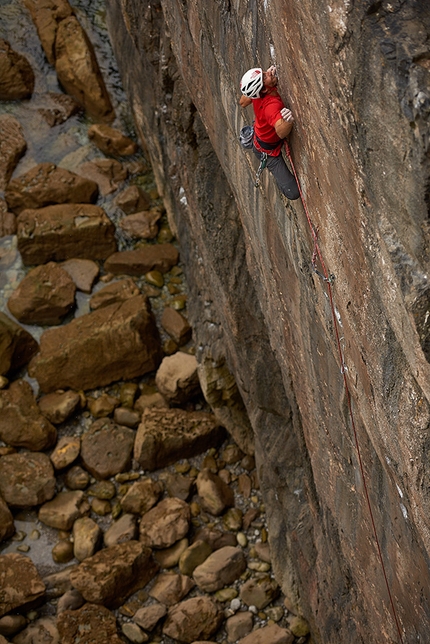 Pembroke, Wales, Barbara Zangerl, Lara Neumeier, Roland Hemetzberger, Jacopo Larcher  - Jacopo Larcher climbing Muy Caliente at Stennis Ford, Pembroke, Wales, June 2017