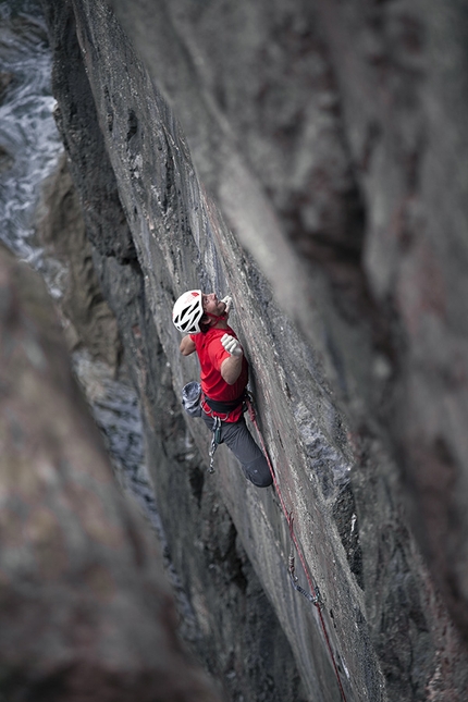 Pembroke, Wales, Barbara Zangerl, Lara Neumeier, Roland Hemetzberger, Jacopo Larcher  - Jacopo Larcher climbing Muy Caliente at Stennis Ford, Pembroke, Wales, June 2017