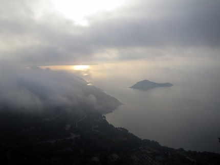 Argentario, Toscana - L'isolotto fra i fumi d'umidità mattutini, Argentario