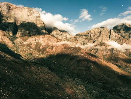 Ruby Supernova, Slanghoek Peak, Du Toits Kloof Mountains, Sudafrica - Durante l'apertura di Ruby Supernova, Slanghoek Peak, Sudafrica (Ines Papert, Joseph Pfnür, Luka Lindič e Paul McSorley giugno 2017)