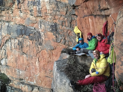 Ruby Supernova, Slanghoek Peak, Du Toits Kloof Mountains, Sudafrica - Al bivacco durante l'apertura di Ruby Supernova, Slanghoek Peak, Sudafrica (Ines Papert, Joseph Pfnür, Luka Lindič e Paul McSorley giugno 2017)