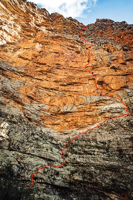 Ruby Supernova, Slanghoek Peak, Du Toits Kloof Mountains, South Africa - The route line of 'Ruby Supernova' (ED1 7b+ (VI 5.12c), 520m),, Slanghoek Peak, South Africa (Ines Papert, Joseph Pfnür, Luka Lindič e Paul McSorley June 2017)