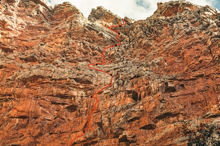 Ruby Supernova, Slanghoek Peak, Du Toits Kloof Mountains, South Africa - The route line of 'Ruby Supernova' (ED1 7b+ (VI 5.12c), 520m),, Slanghoek Peak, South Africa (Ines Papert, Joseph Pfnür, Luka Lindič e Paul McSorley June 2017)