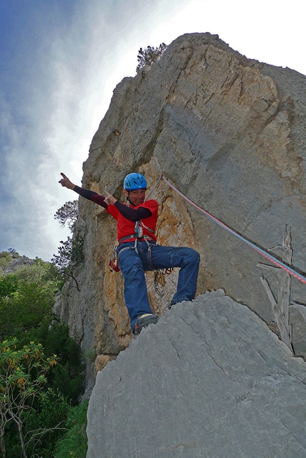Surtana, Sardegna, arrampicata - Durante l'apertura di Esercita L'Ingegno sul XI Pilastro di Surtana, Sardegna (Mauro Florit, Eugenio Pinotti 3.05.2017)