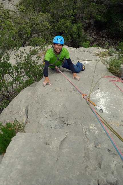 Surtana, Sardegna, arrampicata - Durante l'apertura di Esercita L'Ingegno sul XI Pilastro di Surtana, Sardegna (Mauro Florit, Eugenio Pinotti 3.05.2017)