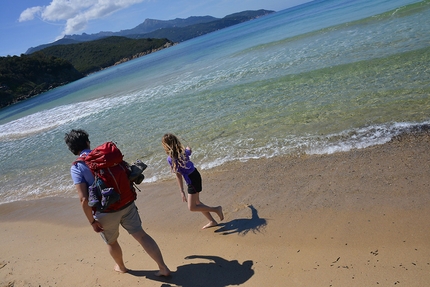 Isola d'Elba, Toscana, camminare - Isola d'Elba: camminare da Biodola a Procchion sul sentiero tra mare e spiagge dorate