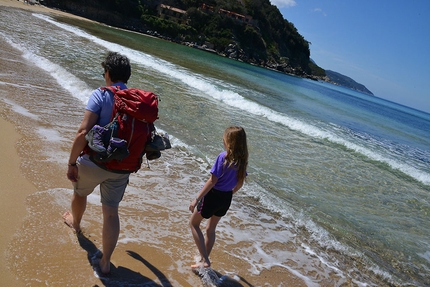 Isola d'Elba, Toscana, camminare - Isola d'Elba: camminare da Biodola a Procchion sul sentiero tra mare e spiagge dorate