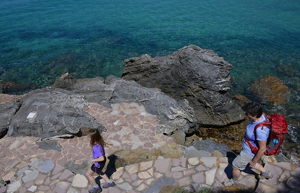 Isola d'Elba, Toscana, camminare - Isola d'Elba: camminare da Biodola a Procchion sul sentiero tra mare e spiagge dorate