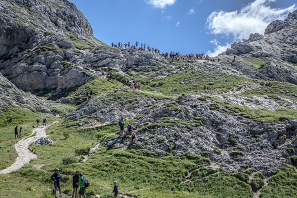 Transcivetta Karpos 2017, Civetta, Dolomiti - Transcivetta Karpos: la folla a Forcella Coldai