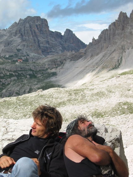 Mauro Corona, Mauro Bole, Alziro Molin, Tre Cime di Lavaredo, Dolomiti - Mauro Bubu Bole e Mauro Corona, relax sotto le Tre Cime di Lavaredo in Dolomiti