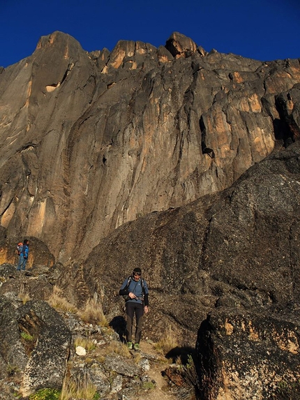 Bolivia, Cordillera Quimsa Cruz, Gran Muralla, Enrico Rosso  - Gran Muralla (Cordillera Quimsa Cruz): making the first ascent of 'Kamasa' (250m, 6b, A2)