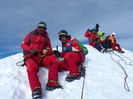 Bolivia, Chachacomani, Enrico Rosso  - In vetta al Nevado Chachacomani (6064 m) con i ragazzi dell'Università Campesina. 