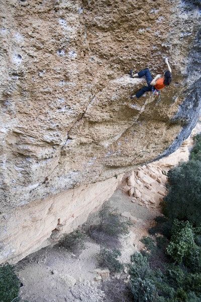 Josune Bereziartu climbing at Margalef