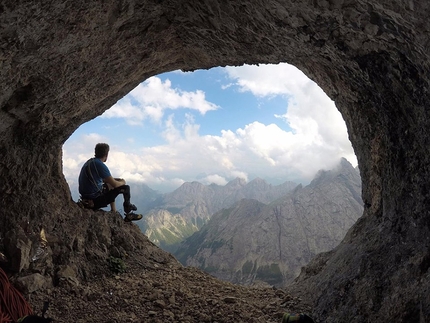 Siebe Vanhee, Frederik Leys, Don Quixote, Marmolada, Dolomiti - Frederik Leys nella grotta dove ha bivaccato insieme a Siebe Vanhee durante la ripetizione di 'Don Quixote' in Marmolada, Dolomiti (22-23/07/2017)