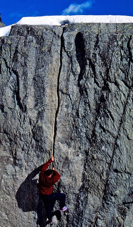 Fessura Kosterlitz, Valle dell'Orco, Mike Kosterlitz - Maurizio Oviglia sulla Fessura Kosterlitz in pieno inverno al ritorno da una gita sci alpinistica