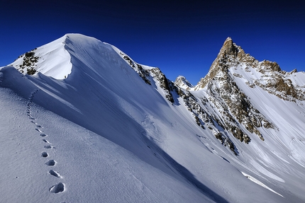 Kishtwar Himalaya, Aleš Česen, Marko Prezelj, Urban Novak, Arjuna, P6013 - Acclimatamento sulla cima minore di P6013. P6013 visibile sullo sfondo.