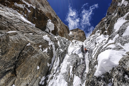 Kishtwar Himalaya, Aleš Česen, Marko Prezelj, Urban Novak, Arjuna, P6013 - Primo giorno sulla parete ovest di Arjuna, l'inizio delle difficoltà.