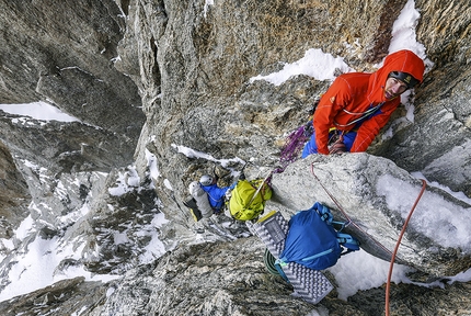 Kishtwar Himalaya, Aleš Česen, Marko Prezelj, Urban Novak, Arjuna, P6013 - L'inizio della seconda giornata sulla parete ovest di Arjuna