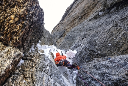 Kishtwar Himalaya, Aleš Česen, Marko Prezelj, Urban Novak, Arjuna, P6013 - Durante la seconda giornata sulla parete ovest di Arjuna