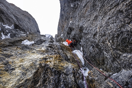 Kishtwar Himalaya, Aleš Česen, Marko Prezelj, Urban Novak, Arjuna, P6013 - Climbing past technical terrain on day 2 of climbing on the West face of Arjuna.