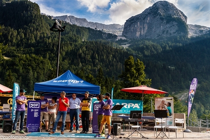 Nevee Outdoor Festival 2017, Sella Nevea - L'inaugurazione del secondo Nevee Outdoor Festival, tenutasi a Sella Nevea dal 18 al 21 luglio 2017. In alto la parete del Bila Pec e la conca di Prevala con il Rifugio Gilberti