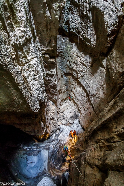 Nevee Outdoor Festival 2017, Sella Nevea - Una calata di 40m porta nella Grotta del Ghiaccio durante il Nevee Outdoor Festival 2017