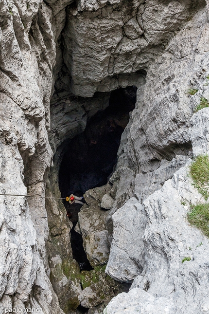 Nevee Outdoor Festival 2017, Sella Nevea - La calata di 40m che porta nella Grotta del Ghiaccio durante il Nevee Outdoor Festival 2017