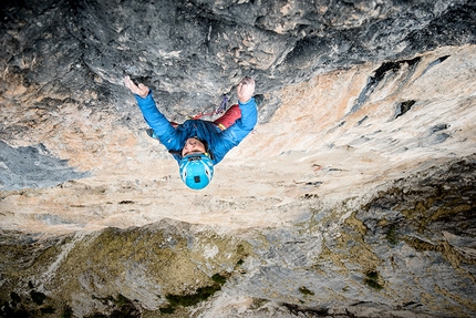 Simon Gietl, Andrea Oberbacher, Oblivion, Piz Ander, Dolomiti, Alta Badia - Simon Gietl climbing Oblivion, first ascended with Andrea Oberbacher up Piz Ander in the Dolomites