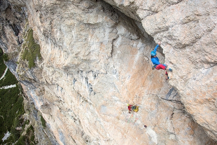 Simon Gietl, Andrea Oberbacher, Oblivion, Piz Ander, Dolomiti, Alta Badia - Simon Gietl powering through the roof of Oblivion, first ascended with Andrea Oberbacher up Piz Ander in the Dolomites