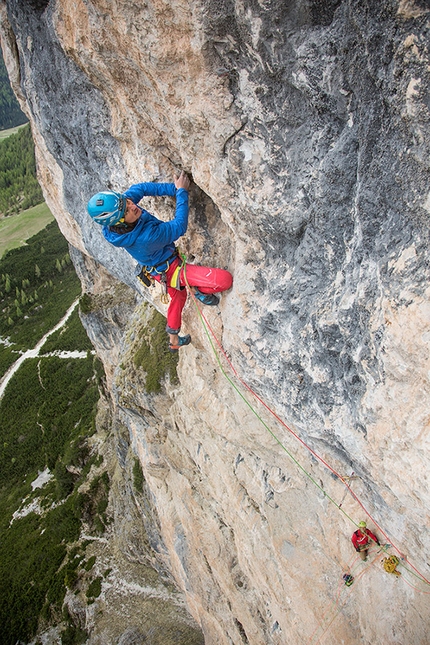 Simon Gietl, Andrea Oberbacher, Oblivion, Piz Ander, Dolomiti, Alta Badia - Simon Gietl climbing his Oblivion, first ascended with Andrea Oberbacher up Piz Ander in the Dolomites