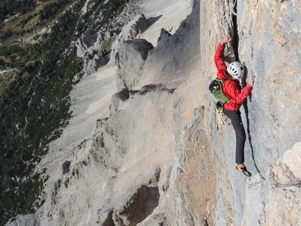 Hansjörg Auer, Marmolada, Piz Ciavazes, Sass dla Crusc, Dolomiti - Hansjörg Auer in arrampicata free solo sulla famosa lama del Grande Muro al Sass dla Crusc