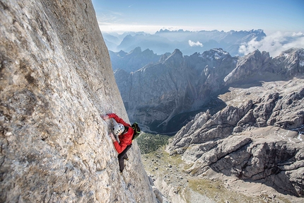 Hansjörg Auer, Marmolada, Piz Ciavazes, Sass dla Crusc, Dolomiti - Hansjörg Auer inizia la giornata del 08/08/2016 salendo in arrampicata free solo la Vinatzer / Messner in Marmolada.