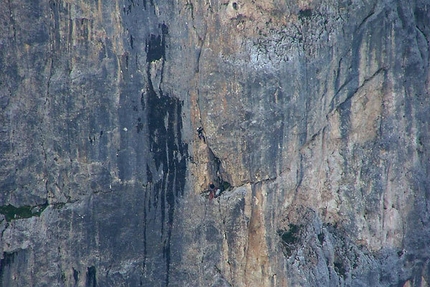 Spiz di Lagunàz - Pietro Dal Prà e Alessandro Rudatis sulla variante dello spigolo al Diedro Casarotto. Spiz di Lagunaz, Pilastro Ovest – Pale di San Lucano (Dolomiti)