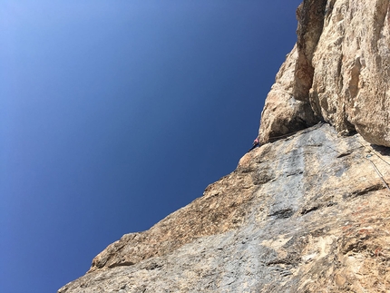 Federica Mingolla, Francesco Rigon, Chimera verticale, Civetta, Dolomiti - Federica Mingolla durante la sua salita a-vista di Chimera verticale, Civetta, Dolomiti, insieme a Francesco Rigon