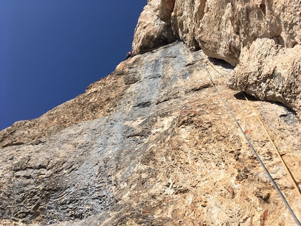 Federica Mingolla, Francesco Rigon, Chimera verticale, Civetta, Dolomiti - Federica Mingolla in arrampicata su Chimera verticale, Civetta, Dolomiti, insieme a Francesco Rigon