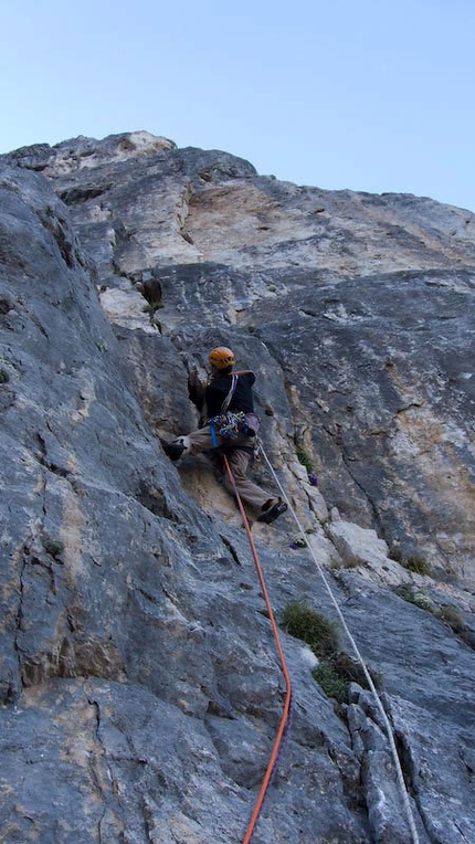 Spiz di Lagunàz - Alessandro Rudatis sulla variante dello Spigolo al Diedro Casarotto, Spiz di Lagunaz, Pilastro Ovest – Pale di San Lucano (Dolomiti)