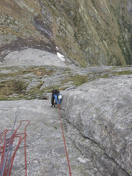 Val di Mello, Qualido, Gran Diedro della Marocca, Simone Manzi, Andrea Mariani, Marco Gianola - Durante l'apertura di 'Gran Diedro della Marocca' alla parete est del Monte Qualido, Val di Mello