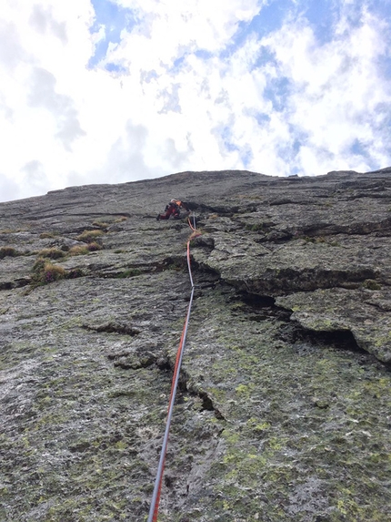 Val di Mello, Qualido, Gran Diedro della Marocca, Simone Manzi, Andrea Mariani, Marco Gianola - Durante l'apertura di 'Gran Diedro della Marocca' alla parete est del Monte Qualido, Val di Mello