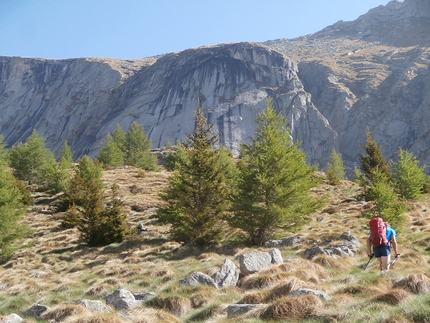 Val di Mello, Qualido, Gran Diedro della Marocca, Simone Manzi, Andrea Mariani, Marco Gianola - Avvicinamento alla parete est del Monte Qualido, Val di Mello