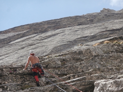 Val di Mello, Qualido, Gran Diedro della Marocca, Simone Manzi, Andrea Mariani, Marco Gianola - Durante l'apertura di 'Gran Diedro della Marocca' alla parete est del Monte Qualido, Val di Mello