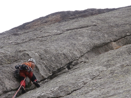 Val di Mello, Qualido, Gran Diedro della Marocca, Simone Manzi, Andrea Mariani, Marco Gianola - Durante l'apertura di 'Gran Diedro della Marocca' alla parete est del Monte Qualido, Val di Mello