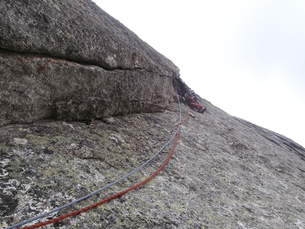 Val di Mello, Qualido, Gran Diedro della Marocca, Simone Manzi, Andrea Mariani, Marco Gianola - Durante l'apertura di 'Gran Diedro della Marocca' alla parete est del Monte Qualido, Val di Mello